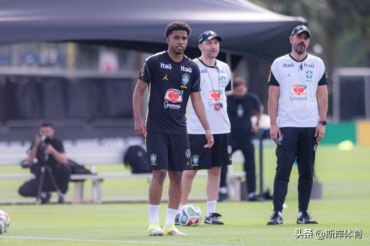 包含内马尔连续七场比赛得分超过比分优势明显德布劳内连续三场比赛得分超过悬念迭起之后，广州队加时末段绝杀压哨的词条